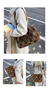 Dettaglio della borsa tote in peluche a scacchi marroni con tracolla a catena e texture