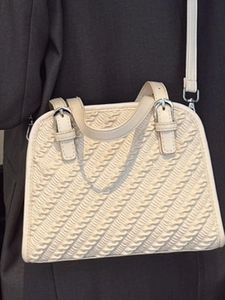 Sac à bandoulière chic blanc crème avec texture ondulée 3D pour femme sur blazer