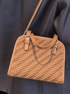 Sac à bandoulière en cuir tressé marron avec design structuré et sangle réglable