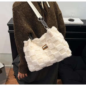 Dettaglio della borsa tote in peluche bianca con motivo a scacchi e etichetta in pelle