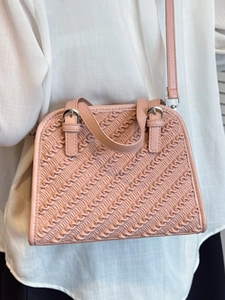 Sac bandoulière rose pour femme avec texture tissée et bandoulière réglable