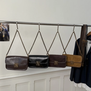 Sac bandoulière vintage avec chaîne en métal et boucle géométrique en diverses couleurs