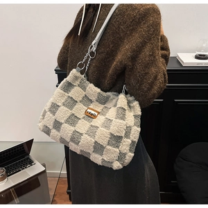 Dettaglio borsa shopper invernale a scacchi in peluche con catena e logo in pelle