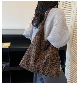 Dettaglio della borsa tote leopardata con grande capacità e tracolla in pelle marrone