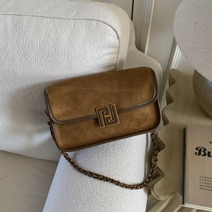 Sac à bandoulière rétro en daim marron avec chaîne dorée et boucle géométrique chic