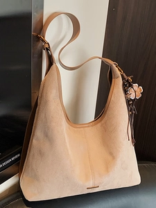 Grand sac hobo rétro en daim camel avec pompon bohème pour le bureau et le quotidien