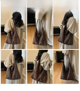 Vedute multiple di una borsa leopardata abbinata a un trench coat beige elegante