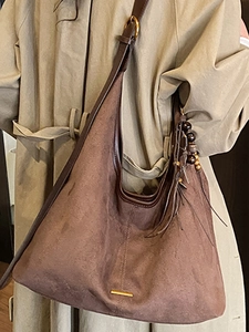 Sac fourre-tout hobo en daim marron pour femmes avec forme demi-lune et pompon latéral