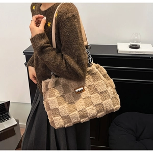 Dettaglio borsa tote in peluche a scacchi con texture kaki e catena d'argento