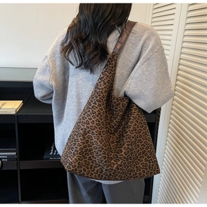 Dettaglio della grande borsa tote leopardata con trama in tela e design casual morbido
