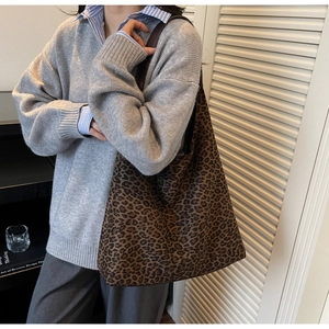 Détails du grand sac cabas à imprimé léopard avec bandoulières en similicuir pour femme