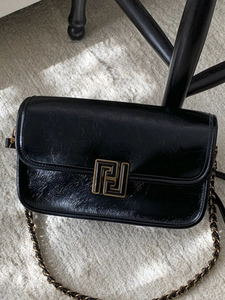 Sac à bandoulière vintage en cuir froissé noir avec boucle dorée et bandoulière chaîne