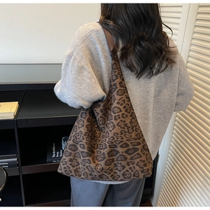 Dettaglio macro della stampa leopardata e della trama del tessuto in una borsa tote