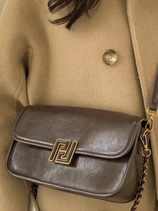 Sac bandoulière vintage marron foncé avec boucle dorée et bandoulière en cuir et chaîne