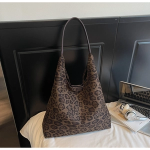 Détail du sac cabas à imprimé léopard avec bandoulière marron et grande capacité