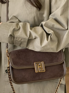 Sac bandoulière rétro marron foncé avec chaîne dorée et boucle carrée en métal