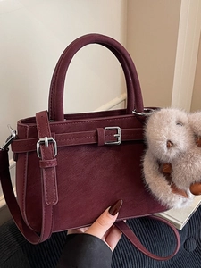 Sac bandoulière chic en cuir bordeaux pour femme avec breloque lapin en peluche et boucle