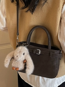 Sac à main chic en similicuir marron foncé avec boucle en métal et charm lapin en peluche