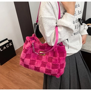 Dettaglio della borsa tote a scacchi rosa pelosa con trama in pelliccia e tracolla in PU