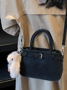 Sac à main style français noir mat avec pendentif lapin et bandoulière amovible