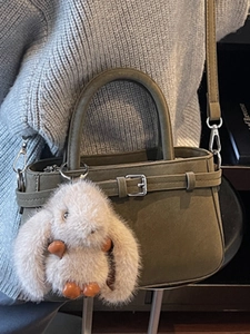 Sac à main vert olive en daim avec boucle argentée et charm lapin en peluche pour femmes