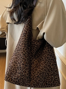 Grand sac cabas léopard pour femme offrant un style décontracté et chic au quotidien