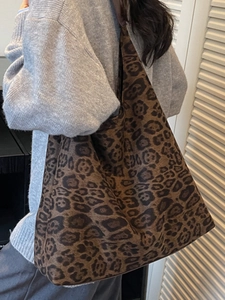 Grand sac cabas léopard chic pour femme avec bandoulière élégante pour un style décontracté