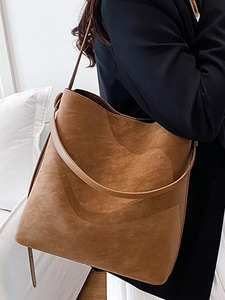 Borsa a spalla minimalista in pelle scamosciata marrone da donna con blazer nero
