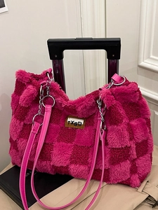 Borsa tote invernale a scacchi in peluche capiente con tracolla e dettaglio etichetta