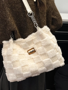 Borsa tote invernale in peluche a scacchi con catena e toppa con logo a contrasto