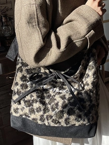 Fuzzy leopard print tote bag with black bow and embroidery for autumn and winter style