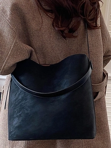 Grande borsa a secchiello nera minimalista in pelle opaca da donna per uso quotidiano