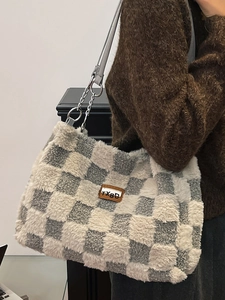 Borsa tote grande in peluche a scacchi per inverno con catena argento e toppa in pelle