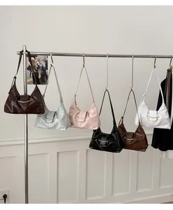 Détail montrant les couleurs des sacs baguette en cuir brillant avec boucles dorées