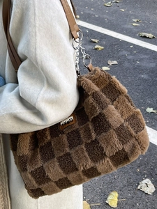 Borsa tote invernale in peluche a scacchi con tracolla a catena e dettagli in ecopelle