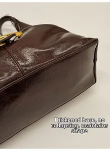 Gros plan du fond de sac marron foncé avec structure renforcée pour un maintien solide