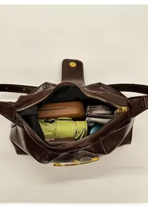 Vue de dessus de l'intérieur du sac baguette marron montrant sa grande capacité utile