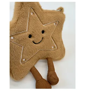 Vue détaillée du sac en peluche en forme d'étoile avec fourrure douce et visage souriant