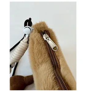 Vue détaillée de la fermeture éclair en métal et de la fourrure synthétique de ce sac