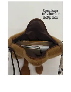Vue intérieure du sac en peluche marron montrant la capacité pour téléphone et portefeuille