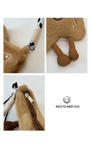 Détails du sac étoile en peluche marron avec bandoulière tissée et texture en fourrure