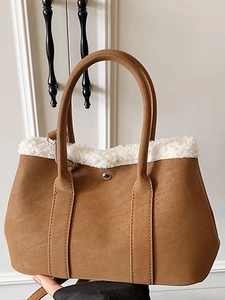Sac cabas minimaliste caramel avec bordure en fausse fourrure blanche pour l'hiver