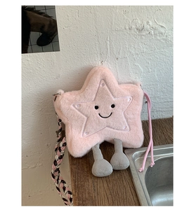 Vue détaillée du sac bandoulière rose en peluche en forme d'étoile avec broderie