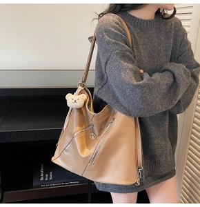 Détail du sac cabas en cuir PU camel avec fermetures éclair et ours en peluche