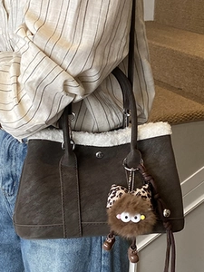 Sac cabas chic en daim marron foncé avec bordure en peau lainée et pendentif peluche