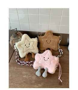Trois sacs à bandoulière en peluche en forme d'étoile beige, marron et rose sur bois