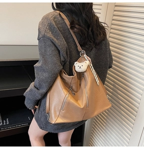 Détail du grand sac cabas marron en similicuir avec doubles poches zippées et charm ours peluche