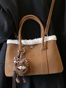 Sac fourre-tout en daim caramel avec bordure en peau lainée et breloque peluche