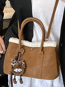 Sac fourre-tout en daim marron avec bordure peluche et breloque monstre pour femme
