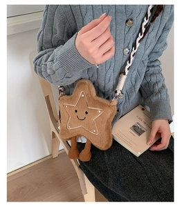 Détail du sac bandoulière en peluche en forme d'étoile avec visage mignon brodé